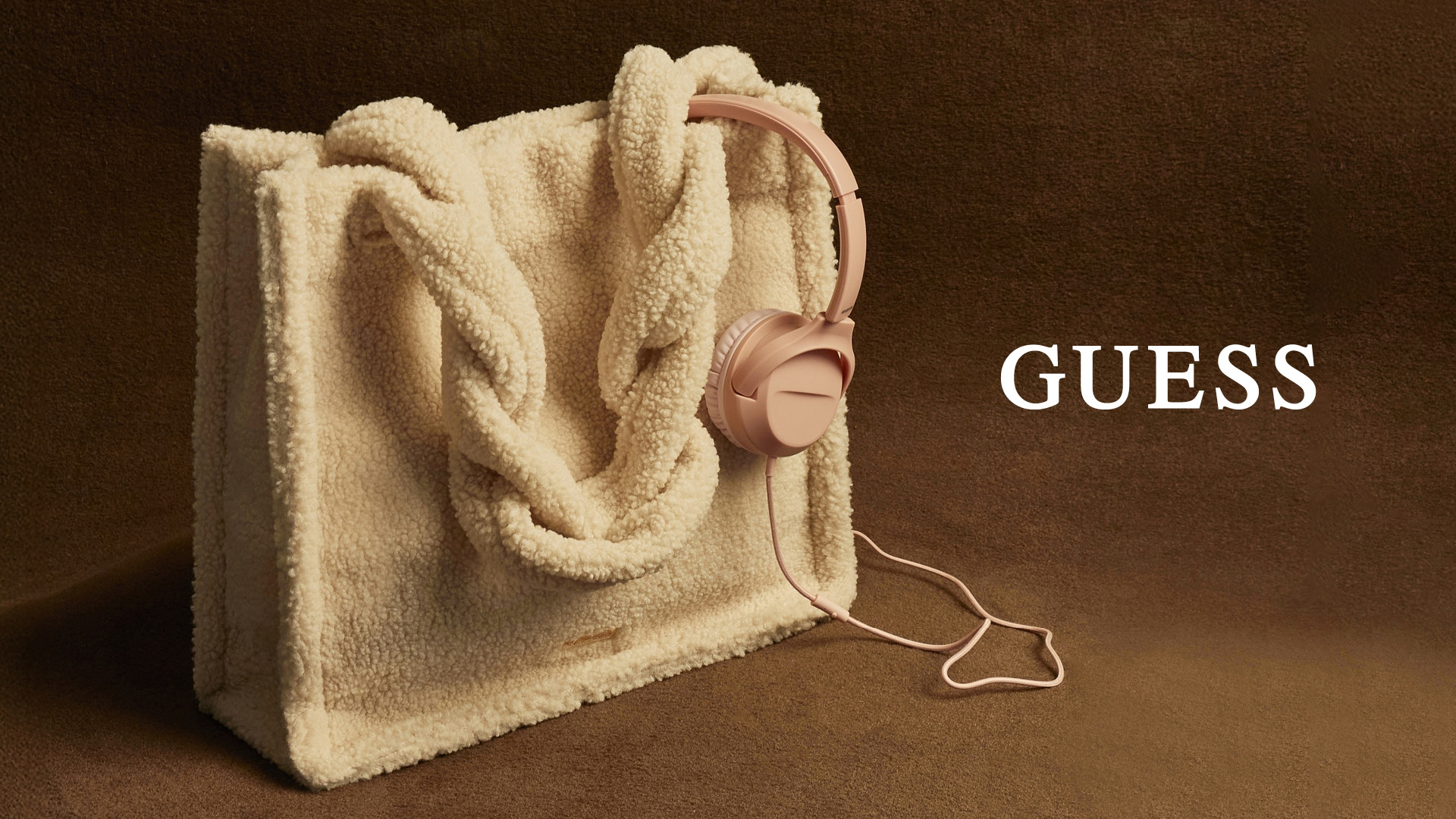 Guess дарит подарки!